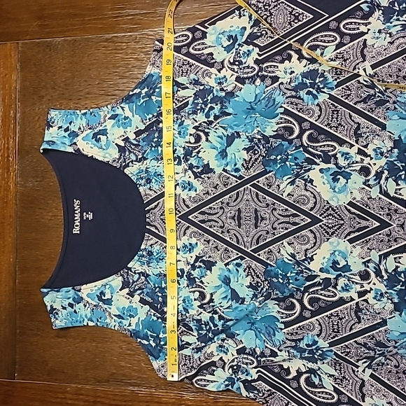 Roaman's Shark Bite Floral Top - Picture 6 of 9